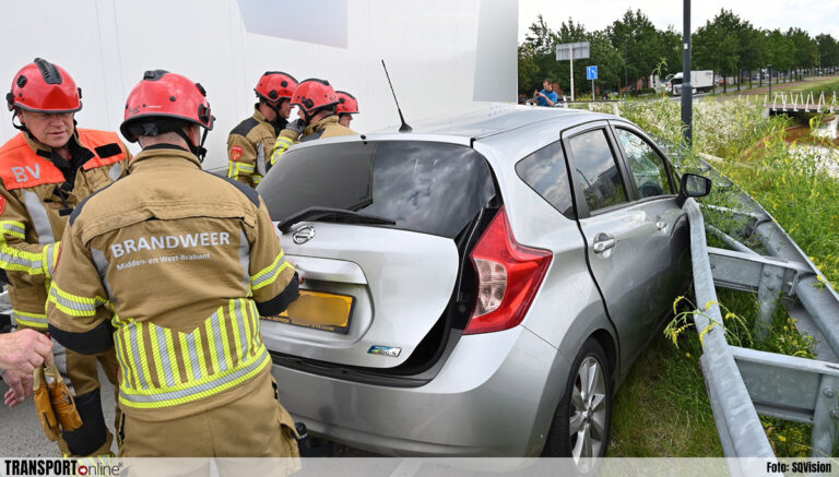 Auto klem tussen vrachtwagen en vangrail na aanrijding in Breda [+foto]