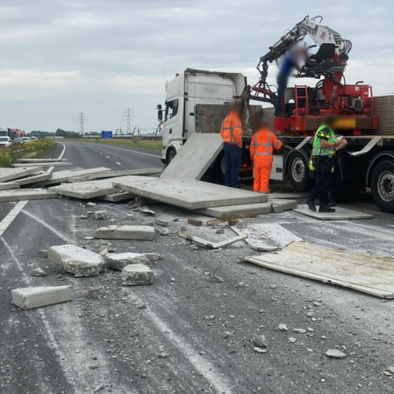 A15 dicht door afgevallen lading [+foto’s]