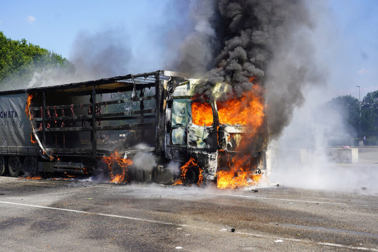 Vrachtwagen in brand langs A58, chauffeur zwaargewond [+foto’s]