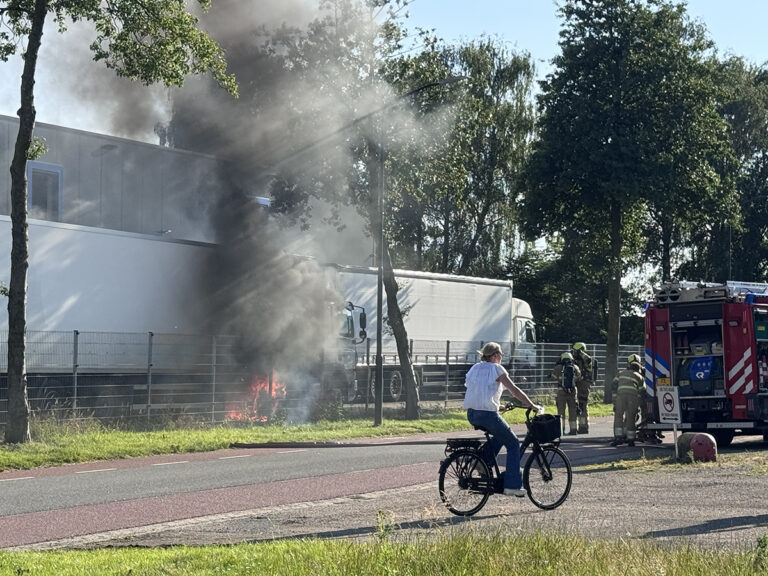 Geparkeerde vrachtwagen vliegt in brand in Veghel [+foto’s]