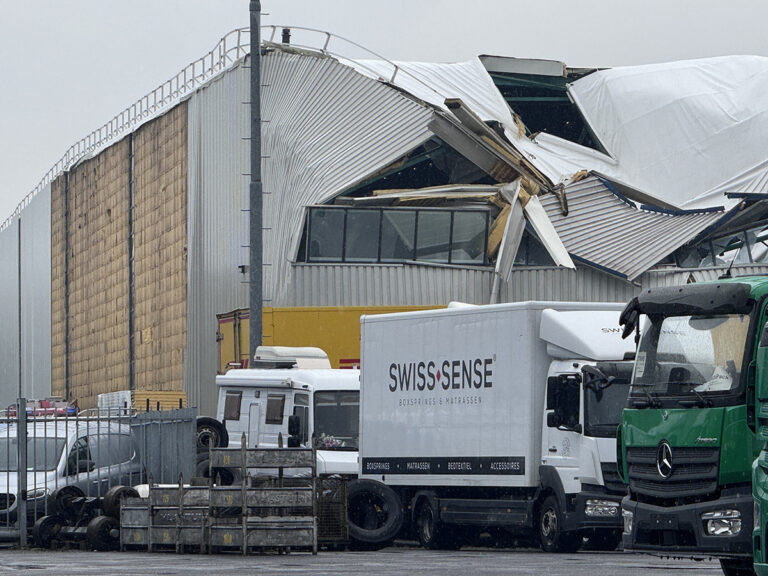 Dak distributiecentrum Veghel deels ingestort [+foto’s]