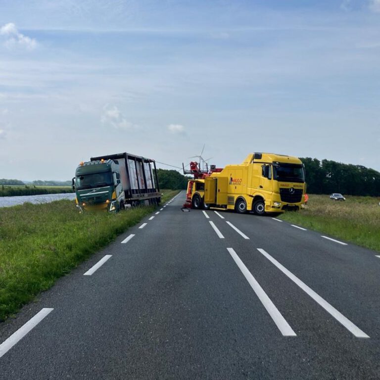 Vrachtwagen in de berm langs N9 [+foto]
