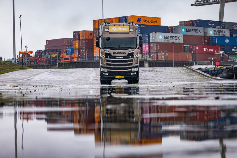 Eerste voertuig met nieuwe gezamenlijke huisstijl Boss Transport en Datrans is een Scania