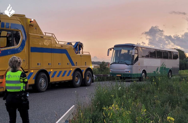 Passagiers gestrand na inbeslagname touringcar [+foto]