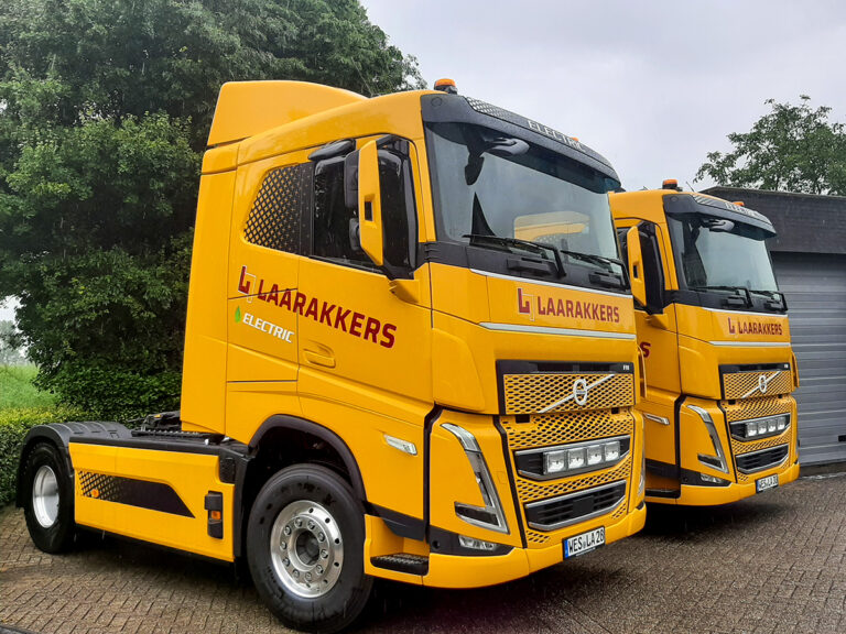 Twee nieuwe Volvo Electric trekkers voor Laarakkers