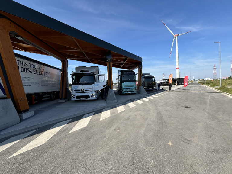 Eén van Europa’s grootste publieke oplaadpunten voor elektrische zware voertuigen opent in het Antwerpse havengebied