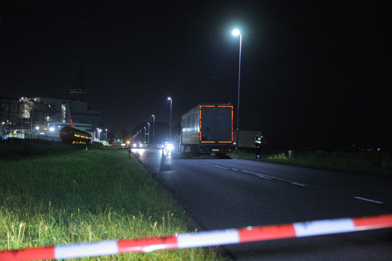 Motorrijder om het leven gekomen nadat hij op geparkeerde vrachtwagen botst in Rotterdam [+foto’s]