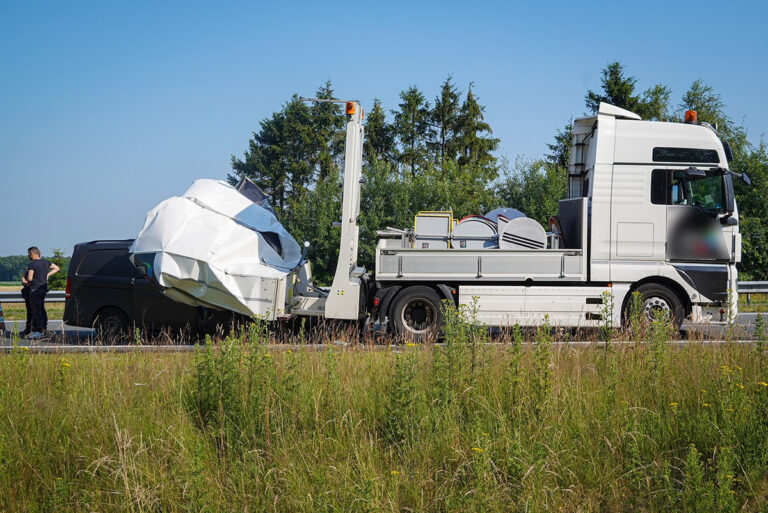 Bestelwagen botst op botsabsorber op N33 [+foto]