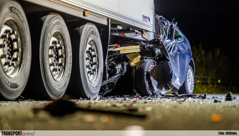 Automobilist overleden nadat hij op vluchtstrook geparkeerde vrachtwagen botst [+foto]