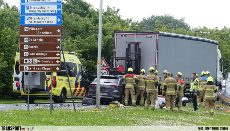 Auto botst achterop vrachtwagen op N9 [+foto’s]