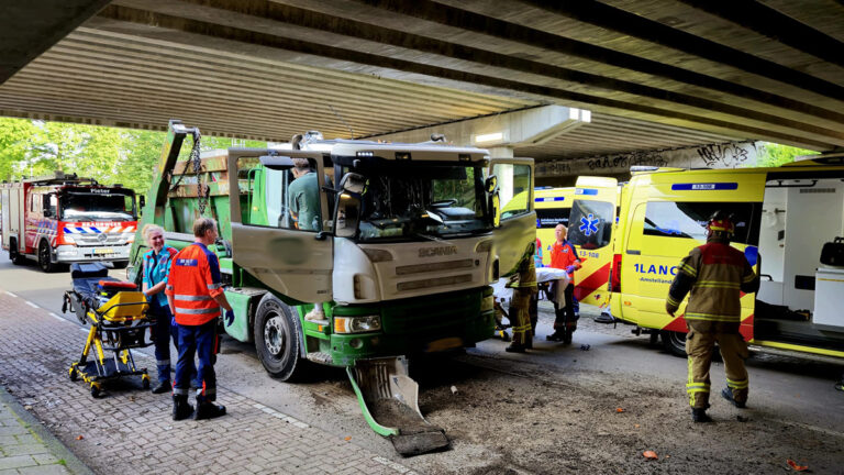 Chauffeur en bijrijder gewond nadat vrachtwagen tegen viaduct rijdt in Amsterdam [+foto’s]