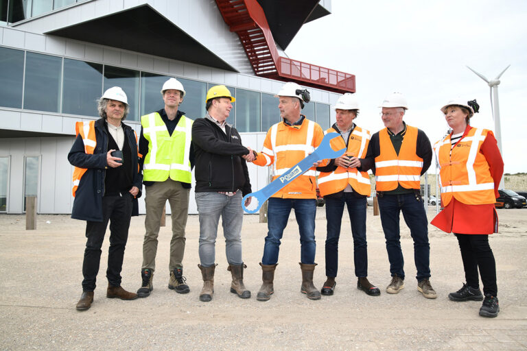 Havenbedrijf Rotterdam ontvangt sleutels nieuw ervaringscentrum Portlantis