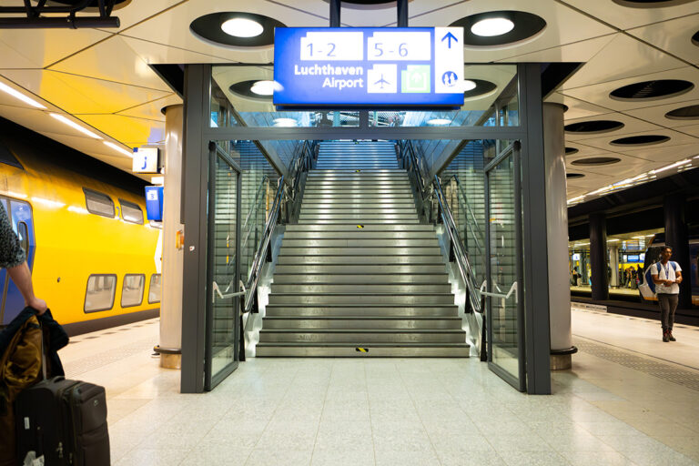 Nieuwe trappen, roltrappen en liften op station Schiphol Airport