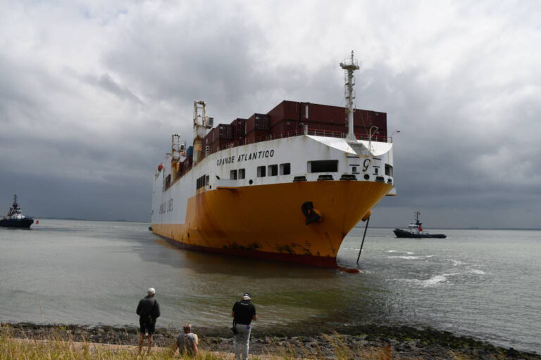 Vrachtschip vastgelopen voor kust Ritthem [+foto]