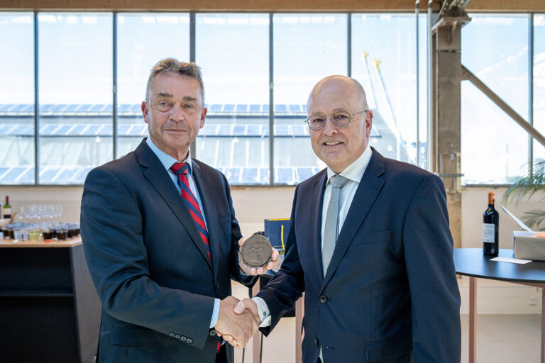 Jan Waals onderscheiden met Sleepanker vanwege zijn grote inzet voor de haven van Rotterdam