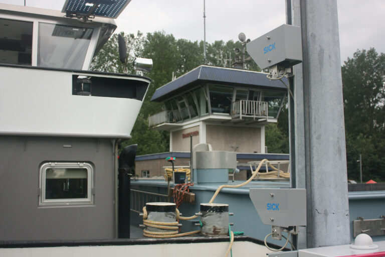 Rijkswaterstaat voert proef met hoogtedetectie voor schepen uit op de Hoofdvaarweg Lemmer Delfzijl