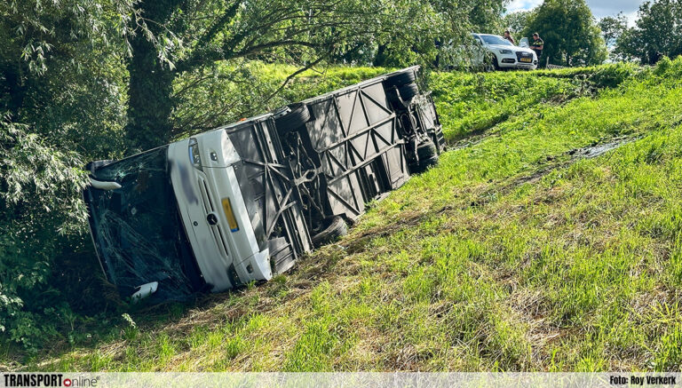 Touringcar door uitwijkmanoeuvre van de dijk in Schoonrewoerd gereden [+foto]