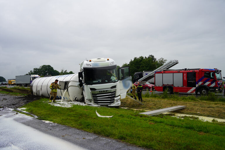 Vrachtwagen in sloot langs A28 [+foto]