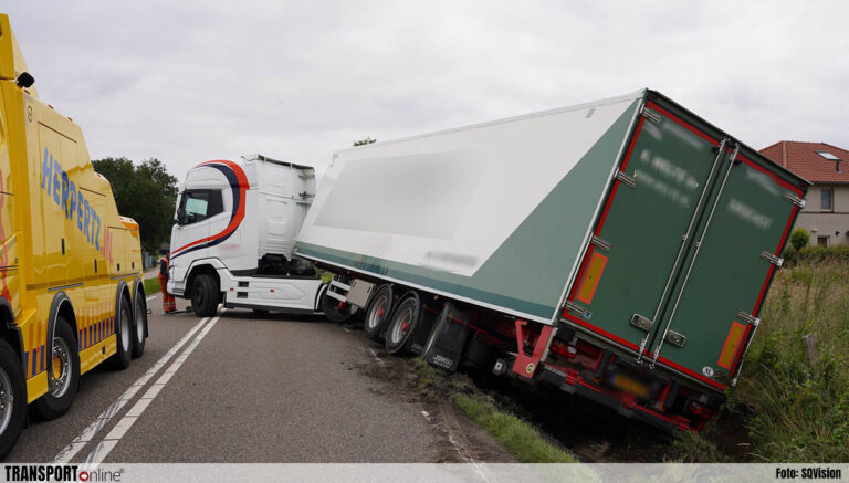 Vrachtwagen gedeeltelijk in greppel, weg afgesloten [+foto’s]