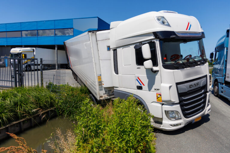 Vrachtwagen gedeeltelijk in de sloot [+foto’s]