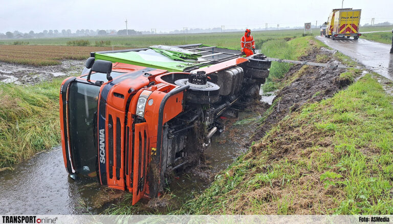 Vrachtwagen in sloot na uitwijkmanoeuvre in Schagen