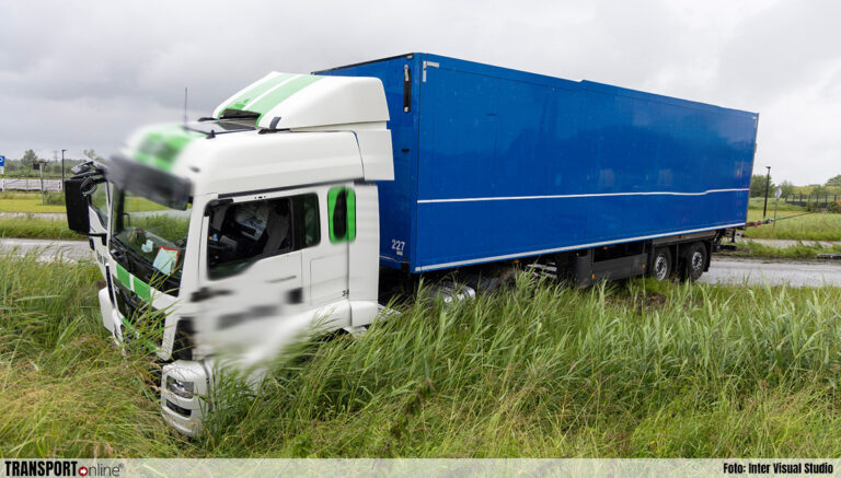 Vrachtwagen van de weg geraakt in Beverwijk [+foto’s]