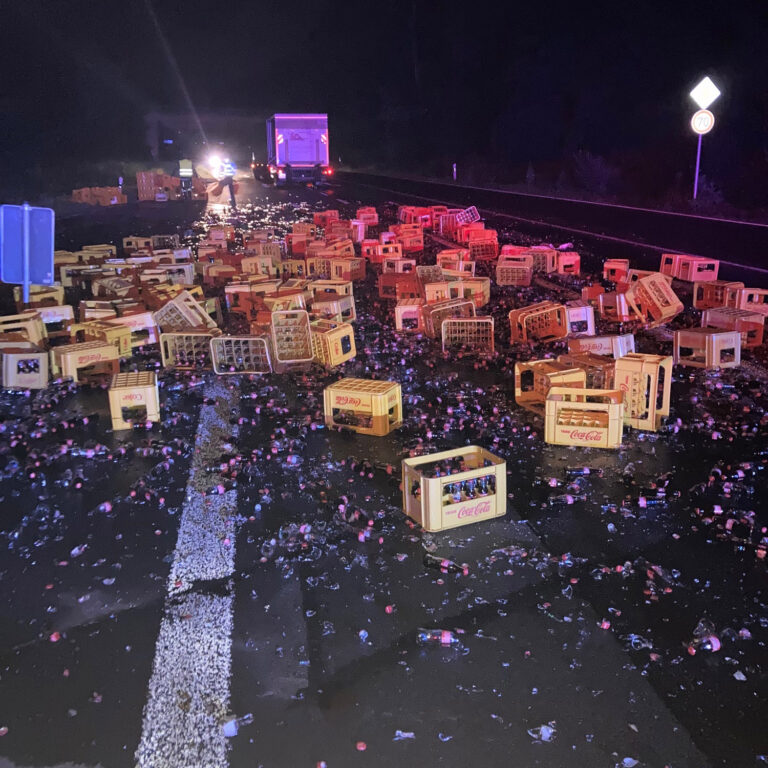 Open deur: vrachtwagen verliest 150 kratjes cola [+foto]