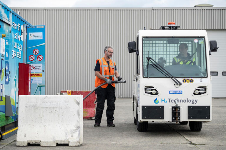 Proefproject met mobiel waterstoftankstation en trekker op waterstof op Brussels Airport