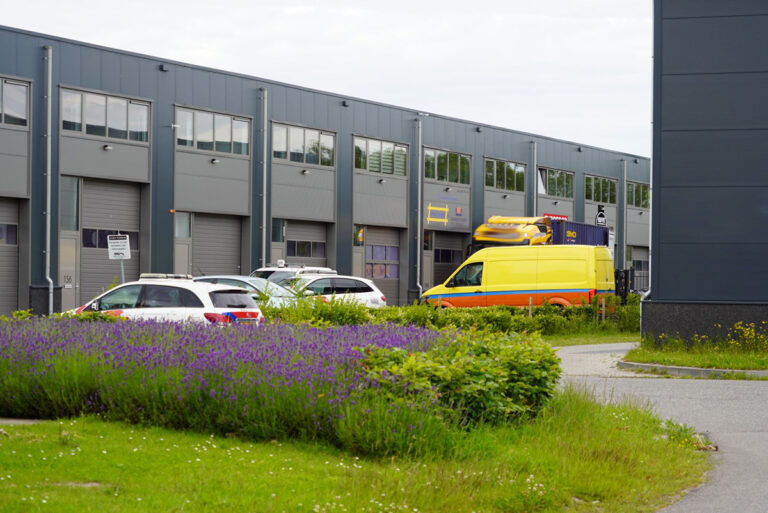 Groot politieonderzoek bij container op vrachtwagen in Zwaag [+foto’s]
