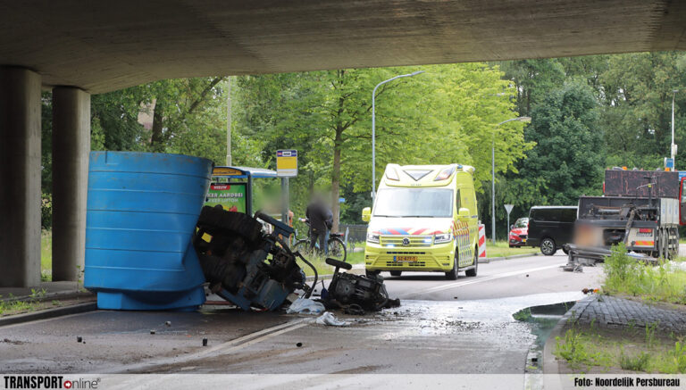Vrachtwagen botst met kraan tegen viaduct en verliest gedeelte lading [+foto]