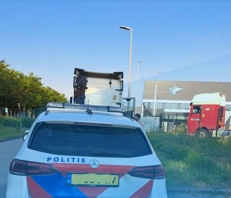 Dronken vrachtwagenchauffeur rijdt tegen verkeer in en door rood [+foto’s]