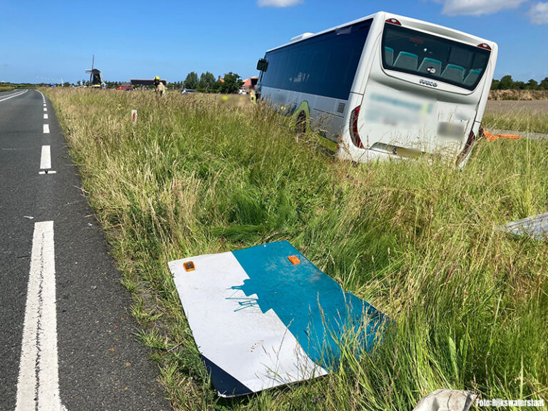 Dode en gewonden bij ongeval tussen auto en bus op N57 bij Serooskerke [+foto]