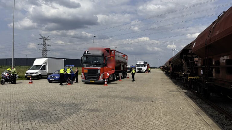 Bekeuringen uitgedeeld bij verkeerscontrole in havengebied Moerdijk