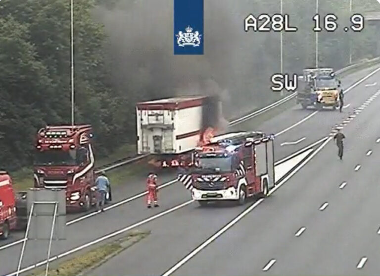Trailer in brand gevlogen op A28, weg zeker tot 18:00 uur dicht