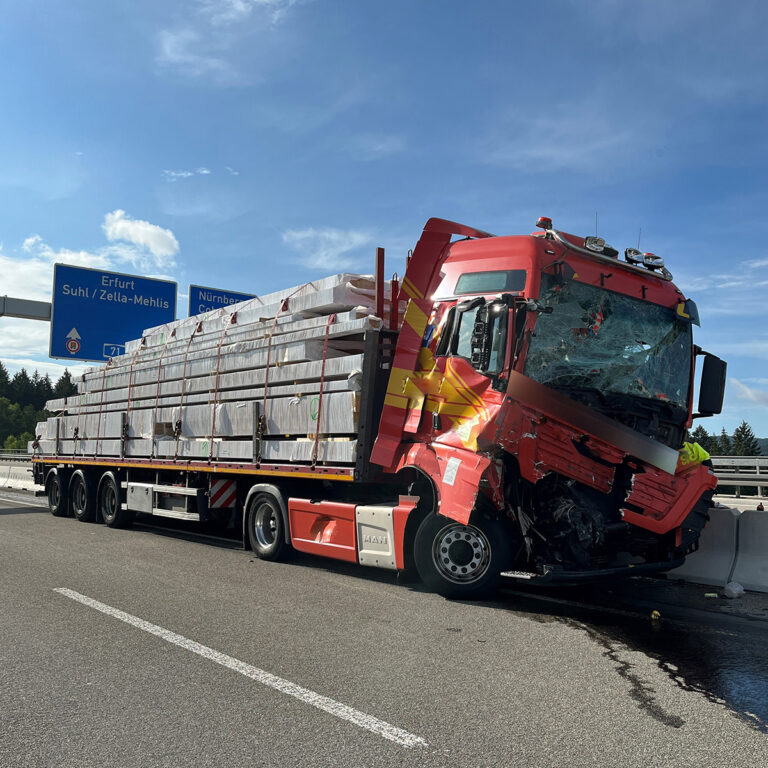 Vrachtwagen rijdt met volle snelheid op rijdende wegafzetting, beide chauffeurs zwaargewond [+foto’s]