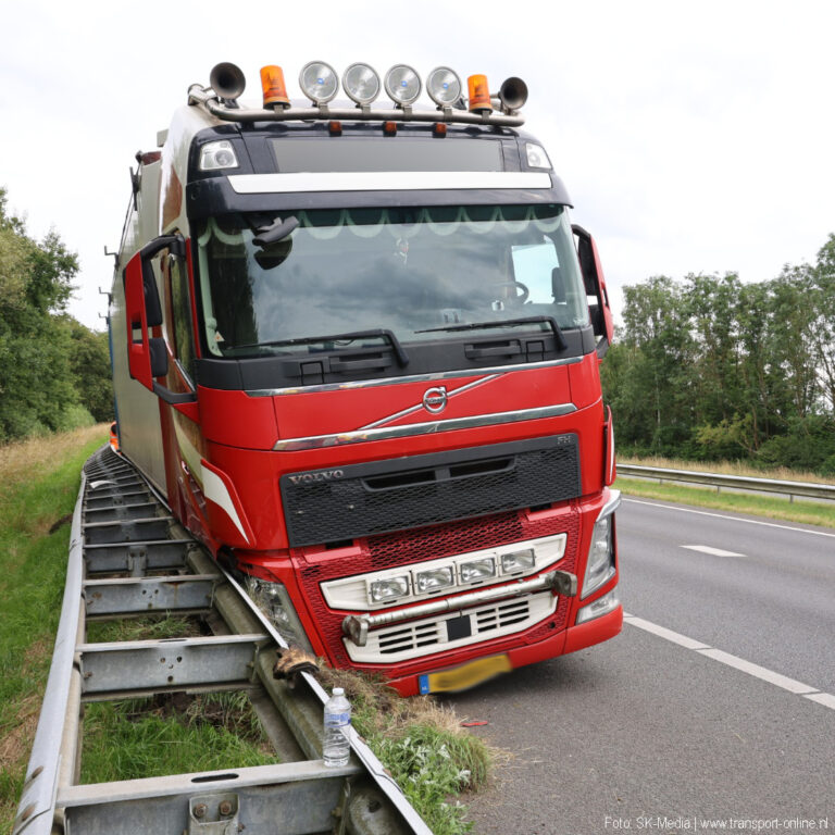 Vrachtwagen tegen vangrail na klapband op A77 [+foto]