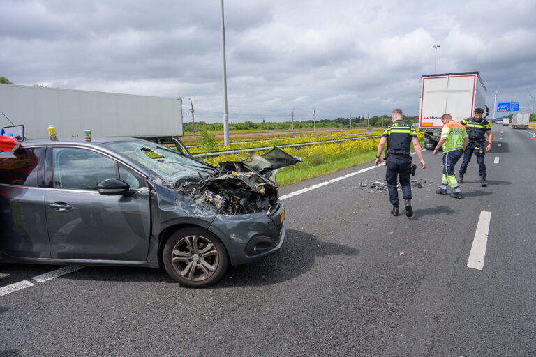 Auto botst achterop vrachtwagen op A16 bij Hazeldonk [+foto]