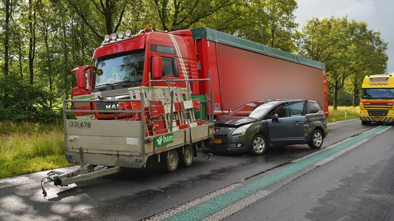 Aanrijding met vrachtwagen en meerdere auto’s op N34 [+foto]