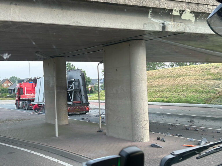 Vrachtwagen tegen viaduct gereden in Nieuwe Niedorp [+foto’s]