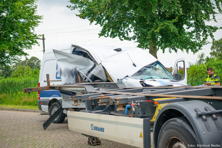 Bestelwagen botst op geparkeerde trailer in Bergen op Zoom [+foto]