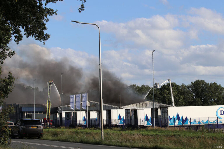 Grote uitslaande brand bij Dasko in Almelo [+foto’s&video]