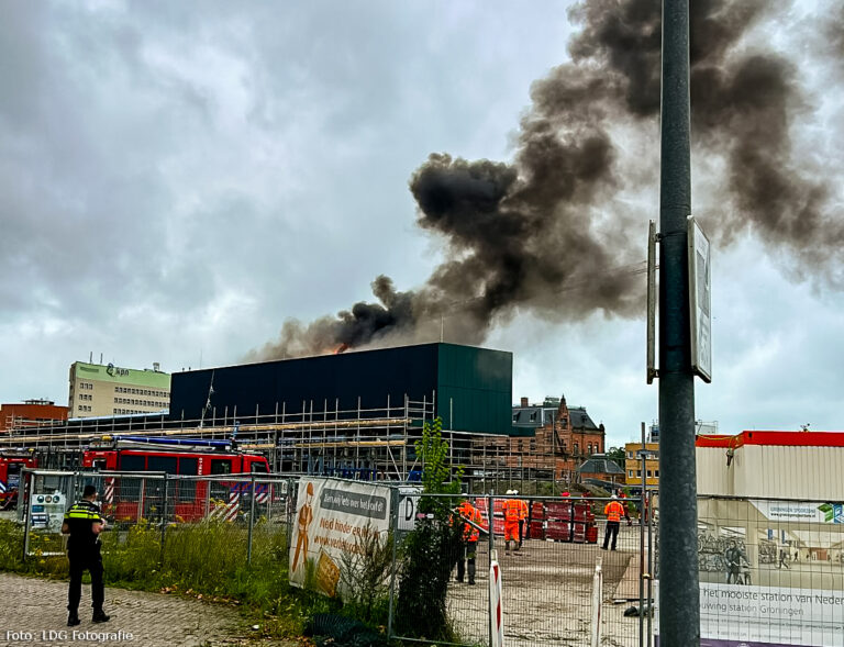 Brand op bouwterrein busstation Groningen, treinverkeer ligt stil