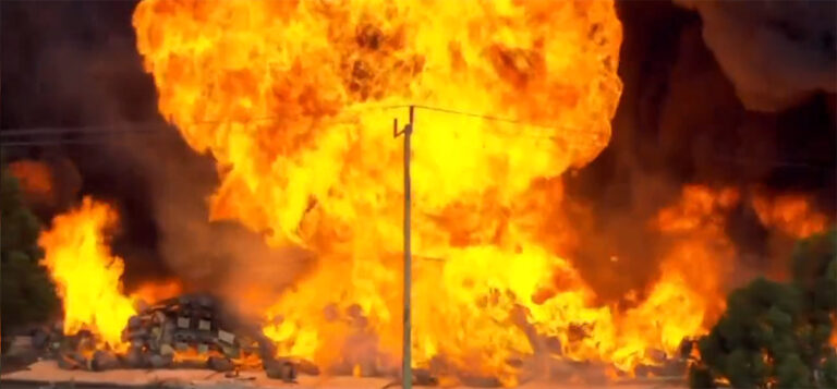 Gifwolk en vliegende vaten met chemicaliën bij brand Melbourne [+foto’s&video]