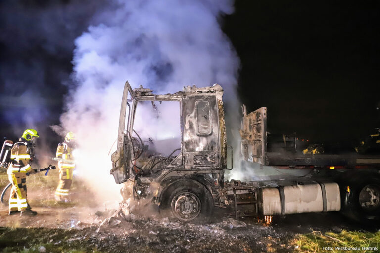 Vrachtwagen in brand in Neerijnen [+foto]