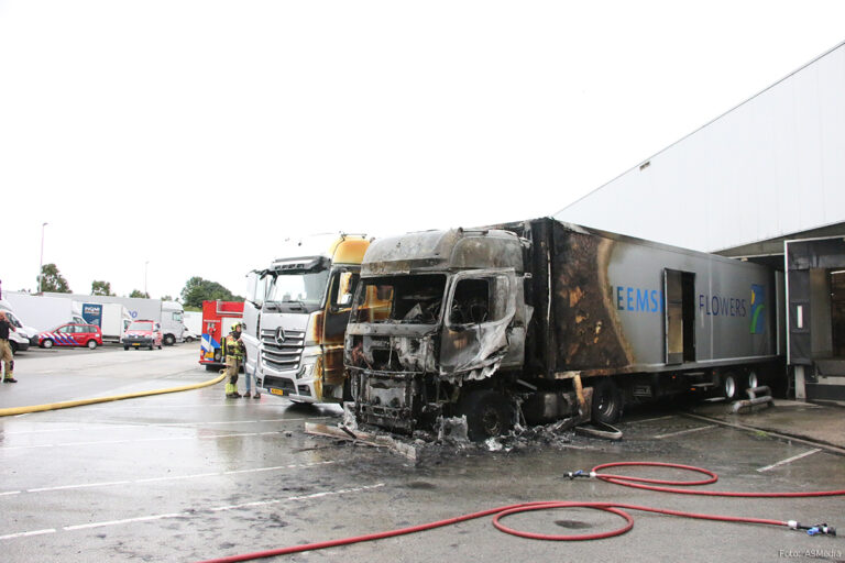 Bedrijf ontruimd door vrachtwagenbrand in Rijnsburg [+foto’s]