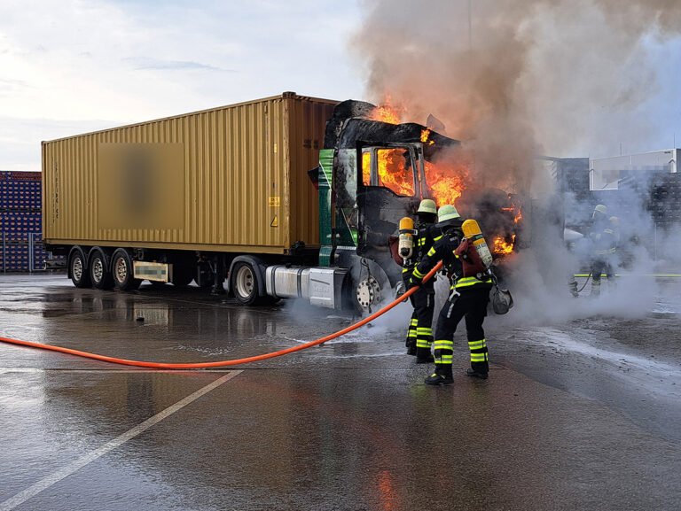 Vrachtwagenchauffeur zwaargewond na brand in vrachtwagen [+foto]