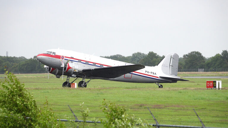 Dakota DC-3 PH-PBA ‘Prinses Amalia’ maakte laatste rondvlucht vanaf Groningen Airport Eelde [+foto’s]