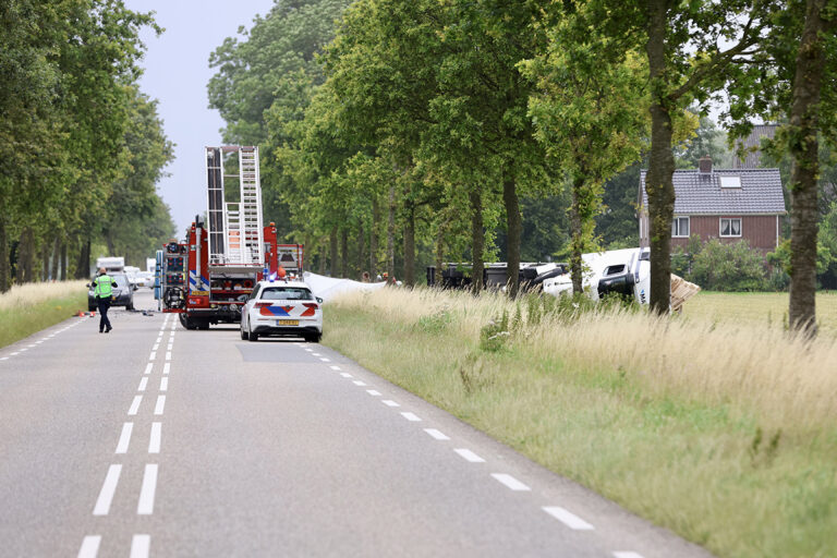 Dode bij ernstig ongeval tussen vrachtwagen en auto [+foto]