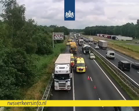 Aanrijding met meerdere vrachtwagens op A67 zorgt voor vertraging [+foto].