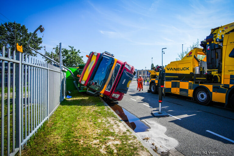 Gekantelde vrachtwagen zorgt voor ontvlambare situatie [+foto]